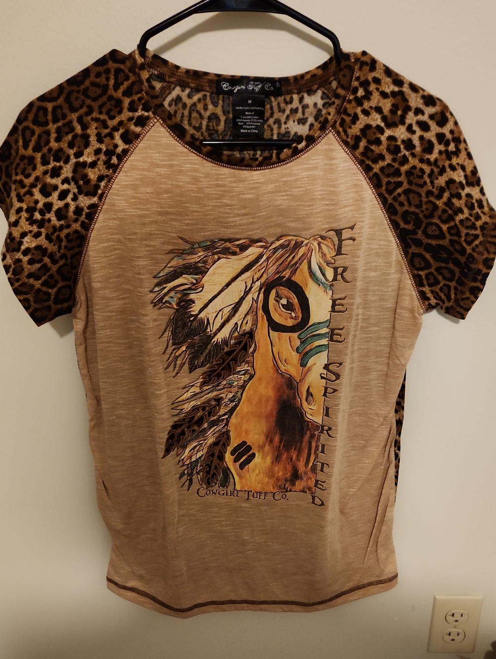 Cowgirl Tuff Womens Tan Leopard Sleeve 'Free Spirited' Graphic Tee M Medium